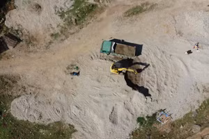 Chủ tịch UBND huyện Mường La chỉ đạo xử lý “cát tặc” do Báo Giáo dục và Thời đại phản ánh.