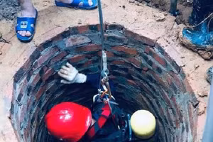 Cán bộ chiến sỹ, phòng Cảnh sát phòng cháy chữa cháy và cứu nạn, cứu hộ, Công an tỉnh Sơn La xuống giếng trục vớt thi thể nạn nhân.