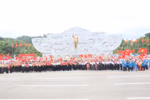  Đông đảo học sinh và người dân đến cổ vũ Bùi Anh Đức tại Quảng trường.