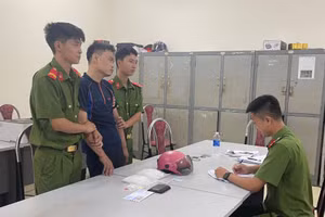 Đối tượng Nguyễn Thế Mạnh (áo đen) cùng tang vật tại cơ quan Công an