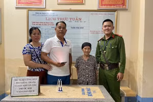 Cụ bà Vũ Thị Độ (thữ 2 bên phải) được Công an phường Chiềng Lề, thành phố Sơn La giúp đỡ tìm lại người thân.