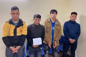 Bốn đối tượng Si, Dủa, Tỉnh, Đại (từ trái qua phải) bị bắt giữ cùng 3 bánh heroin.