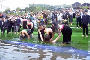 Các thí sinh Hoa hậu Du lịch thế giới được các cô gái Thái Quỳnh Nhai hỗ trợ gội đầu tại lễ hội.