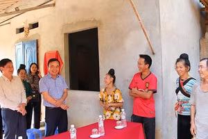 Lãnh đạo thành phố và các nhà tài trợ, nhà hảo tâm trao nhà "đại đoàn kết" cho gia đình anh Quàng Văn Định.