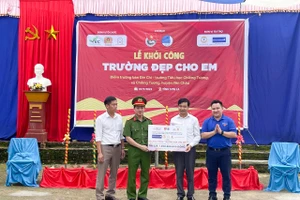 Đại tá Bùi Tuấn Anh (thứ 2 bên trái), Phó giám đốc Công an tỉnh Sơn La trao hơn 1 tỷ đồng cho huyện Yên Châu xây dựng 3 trường học.