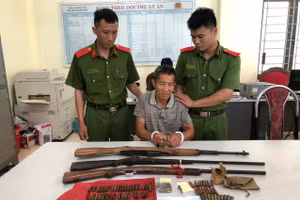 Đối tượng Giàng A Sếnh cùng tang vật tại Cơ quan Công an.