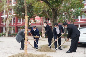 Lãnh đạo Sở GD&ĐT, Sở Nông nghiệp và Phát triển nông thôn tỉnh Nghệ An trồng cây hoa ban tại Trường THPT Huỳnh Thúc Kháng (TP Vinh).