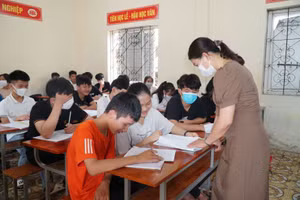 Giáo viên Trường THCS Diễn Hồng (huyện Diễn Châu, Nghệ An) cho học sinh luyện đề và trao đổi kiến thức các em còn băn khoăn.