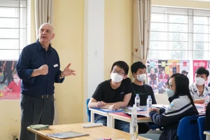 Học sinh lớp 9 tại Nghệ An tham gia tiết học thử của Trường TH School Vinh do ông Stephen West, Tổng hiệu trưởng Hệ thống TH School trực tiếp đứng lớp.