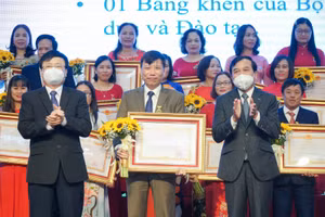 PGS. Cao Cự Giác (giảng viên Trường ĐH Vinh) nhận danh hiệu Nhà giáo ưu tú năm 2021.