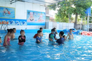 Dạy bơi đưa được vào chương trình môn Thể dục tại Trường Tiểu học Việt - Anh (TP Vinh, Nghệ An).
