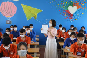 Giáo viên Nghệ An hướng dẫn thí sinh đăng ký dự thi Tốt nghiệp THPT năm 2022.