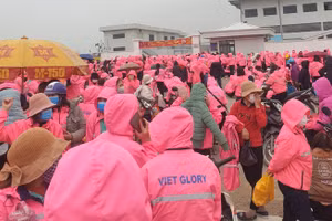 Hàng nhìn công nhân tập trung bên ngoài Công ty THHH Viet Glory vào ngày 7/2.