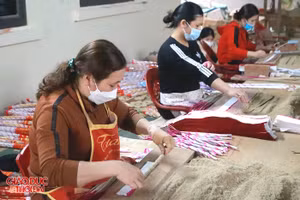 Các cơ sở sản xuất hương trầm Quỳ Châu đang hối hả chuẩn bị hàng Tết