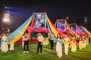 Tối 17/5, Lễ hội Làng Sen - Liên hoan Tuồng và Dân ca kịch chuyên nghiệp toàn quốc chính thức khai mạc tại Sân vận động Làng Sen (Kim Liên, Nam Đàn, Nghệ An).