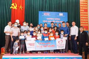Đại diện Báo Giáo dục và Thời đại, Tập đoàn Vingroup, các mạng thường quân trao quà tết cho học sinh 2 xã Mậu Đức, Đôn Phục (huyện Con Cuông, Nghệ An).
