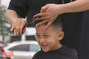 Nhóm bạn trẻ ở Nghệ An mở điểm cắt tóc miễn phí cho người nghèo