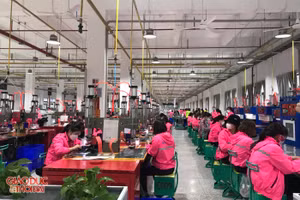 Công nhân nhà máy Viet Glory làm việc vào sáng nay.