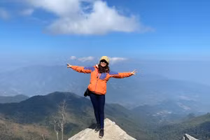 Du khách tận hưởng khung cảnh hùng vĩ nhìn từ đỉnh Pu Xai Lai Leng.