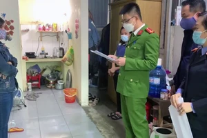 Cơ quan chức năng thi hành lệnh bắt đối tượng Trần Thị Hồng Giang.