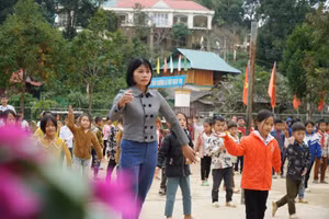 Cô trò Trường Tiểu học Đọc Mạy, huyện Kỳ Sơn, Nghệ An cùng hát múa tập thể trong giờ giải lao.