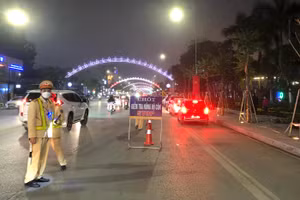 Chốt kiểm tra nồng độ cồn trên đường Hồ Tùng Mậu, thành phố Vinh, tỉnh Nghệ An