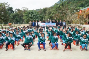 Báo GD&TĐ cùng với các nhà tài trợ, hảo tâm đã chức chương trình "Bản xa không lạnh" đến học sinh Trường Tiểu học Hữu Khuông, Tương Dương, Nghệ An.