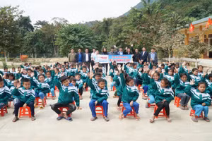 Báo GD&TĐ cùng với các nhà tài trợ, hảo tâm đã chức chương trình "Bản xa không lạnh" đến học sinh Trường Tiểu học Hữu Khuông, Tương Dương, Nghệ An.