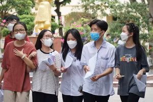 Thí sinh Nghệ An nhẹ nhõm, thoải mái hoàn thành bài thi môn Ngoại ngữ chiều 7/6.