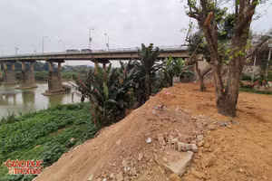 Khu đất san lấp trái phép nằm dưới chân cầu Hiều 1