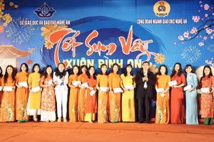 Lãnh đạo Liên đoàn Lao động tỉnh Nghệ An và Sở GD&ĐT Nghệ An trao quà Tết sum vầy cho giáo viên, nhân viên trường ngoài công lập.