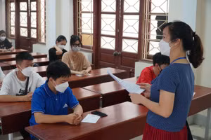 Thí sinh làm thủ tục dự thi vào Trường THPT chuyên Đại học Vinh.