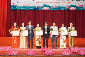 Trao thưởng cho 6 tập thể có thành tích xuất sắc, đạt giải tại Hội thi giáo viên dạy giỏi tỉnh cấp mầm non Nghệ An năm 2021.