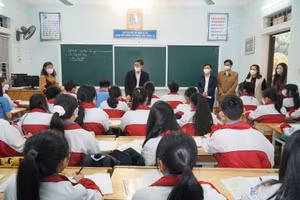 Lãnh đạo Sở GD&ĐT Nghệ An thăm, chúc tết và động viên học sinh, giáo viên Trường THCS Đặng Thai Mai (TP Vinh, Nghệ An) trong buổi đầu tiên tới trường sau Tết.