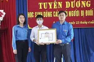 Huyện đoàn Quỳnh Lưu (Nghệ An) tặng giấy khen cho em Đặng Ngọc Thái An.