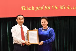 Chủ tịch Quốc hội Nguyễn Thị Kim Ngân trao quyết định của Bộ Chính trị cho ông Nguyễn Văn Nên