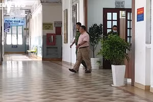 Đại diện cơ quan điều tra làm việc tại Bệnh viện Mắt TP. HCM. (ảnh: VTC)