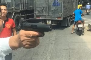 Hình ảnh người đàn ông đe dọa một lái xe khác vì không cho vượt lan truyền trên MXH.