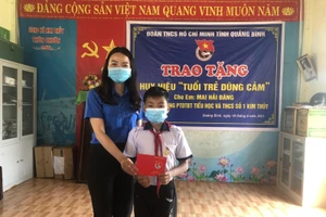 Phó Bí thư Tỉnh đoàn Quảng Bình Lê Thị Ngọc Hà trao Huy hiệu “Tuổi trẻ dũng cảm” cho em Đăng