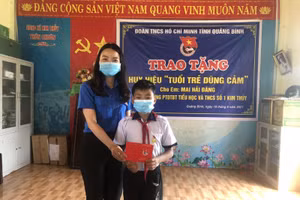 Phó Bí thư Tỉnh đoàn Quảng Bình Lê Thị Ngọc Hà trao Huy hiệu “Tuổi trẻ dũng cảm” cho em Đăng