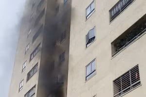 Khói đen bốc lên trong một căn hộ ở tầng 3 Chung cư Trường Thịnh, khiến hàng trăn cư dân hoảng loạn, tháo chạy