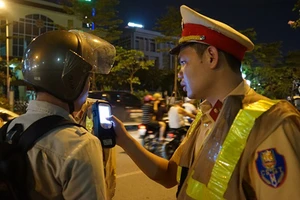 CSGT đo nồng độ cồn (ảnh minh họa)