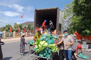 Báo GD&TĐ tiếp tục vận chuyển 50 tấn hàng hóa hỗ trợ người dân vùng dịch phía Nam