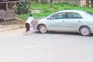 Phát hiện khách mua bia không trả tiền, cháu bé chặn đầu xe thì bị đối tượng tông thẳng vào người. (Ảnh cắt từ clip)