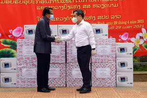 Bí thư Tỉnh ủy Vũ Đại Thắng(bên phải) và Bí thư, Tỉnh trưởng Khăm Muộn Văn Xay Phong-sa-vẳn thể hiện quyết tâm cao trong phòng, chống dịch Covid-19.