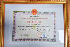 Phần thưởng dành cho học sinh dũng cảm cứu người đuối nước.