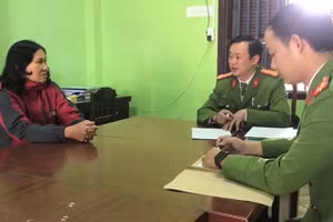 Đối tượng Hoa tại cơ quan điều tra.