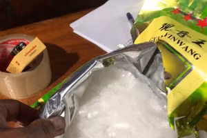 Thu giữ tại hiện trường 1 kg ma túy đá loại Methamphetamine cùng một số tang vật liên quan