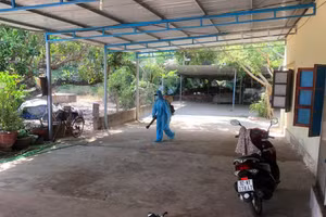 Nhân viên y tế phun thuốc khử trùng để phòng, chống dịch bệnh Covid-19.