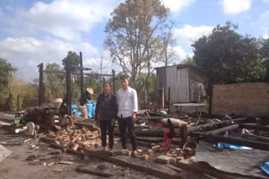 Em Ba và mẹ bàng hoàng sau vụ cháy, tất cả chỉ còn lại một đống tro tàn